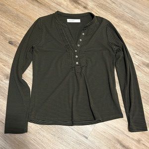 Carve Designs Henley long sleeve shirt size medium